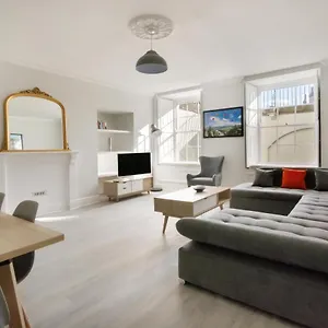 Free Parking! Very Large 2 Bedroom Clifton Flat Bristol